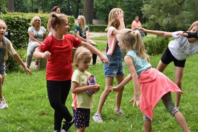  Tak bawiono się dawniej, ale dziś dzieci też chętnie grają w kapsle 