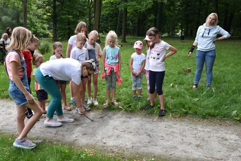  Tak bawiono się dawniej, ale dziś dzieci też chętnie grają w kapsle 