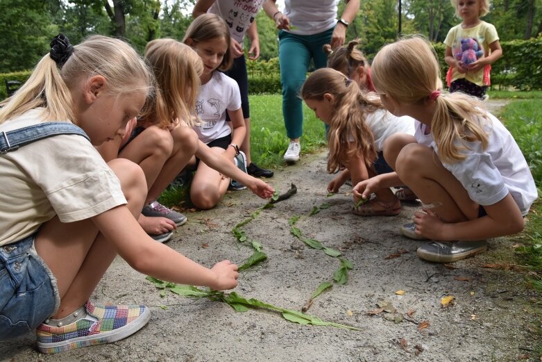  Tak bawiono się dawniej, ale dziś dzieci też chętnie grają w kapsle 