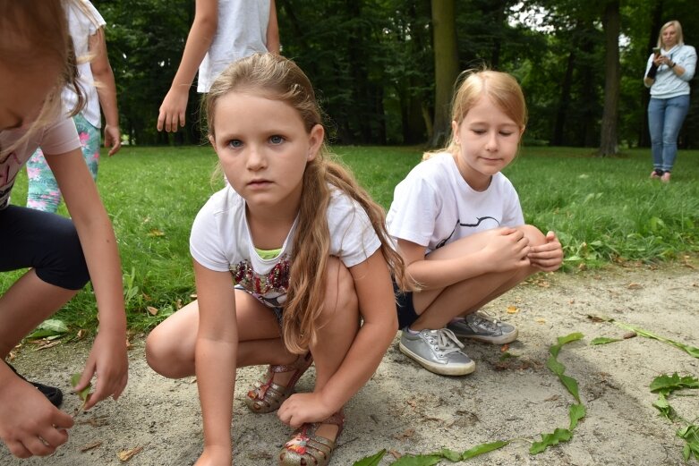  Tak bawiono się dawniej, ale dziś dzieci też chętnie grają w kapsle 