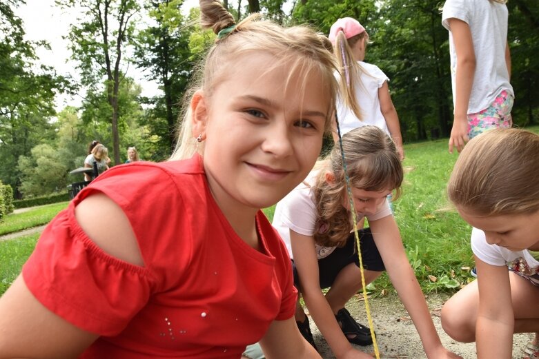  Tak bawiono się dawniej, ale dziś dzieci też chętnie grają w kapsle 