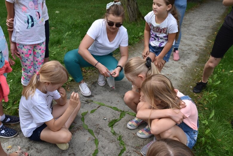  Tak bawiono się dawniej, ale dziś dzieci też chętnie grają w kapsle 