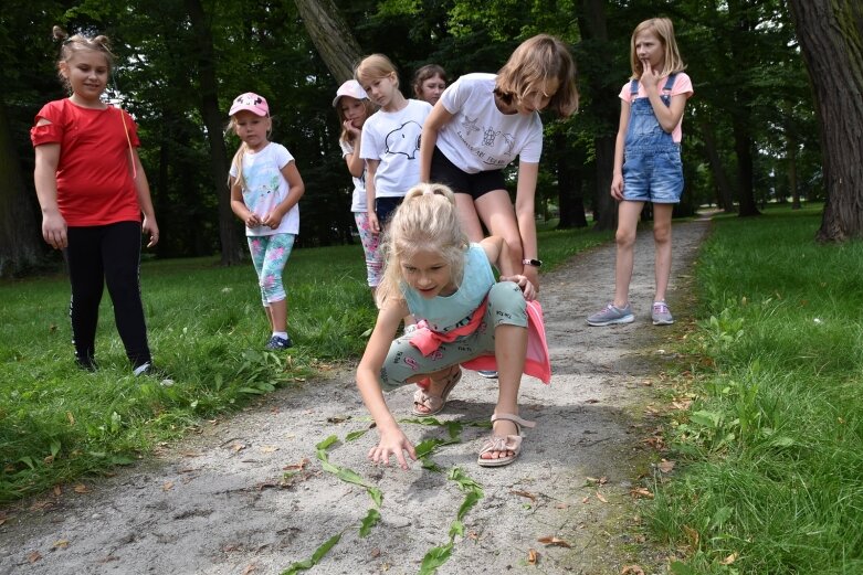  Tak bawiono się dawniej, ale dziś dzieci też chętnie grają w kapsle 