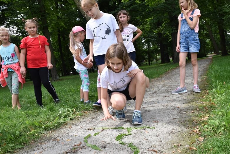  Tak bawiono się dawniej, ale dziś dzieci też chętnie grają w kapsle 