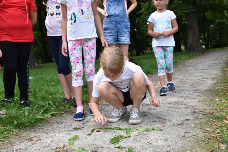  Tak bawiono się dawniej, ale dziś dzieci też chętnie grają w kapsle 