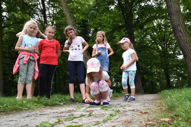  Tak bawiono się dawniej, ale dziś dzieci też chętnie grają w kapsle 