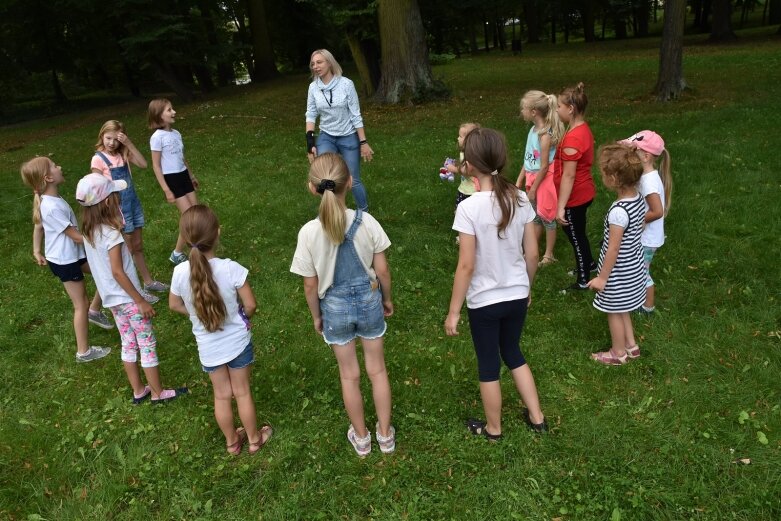  Tak bawiono się dawniej, ale dziś dzieci też chętnie grają w kapsle 