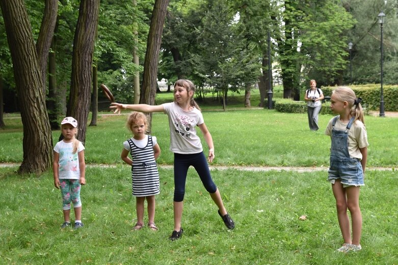  Tak bawiono się dawniej, ale dziś dzieci też chętnie grają w kapsle 