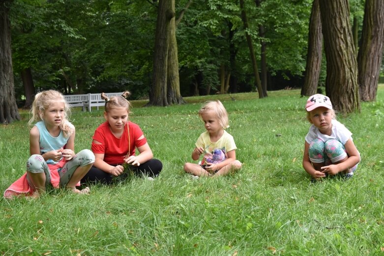  Tak bawiono się dawniej, ale dziś dzieci też chętnie grają w kapsle 