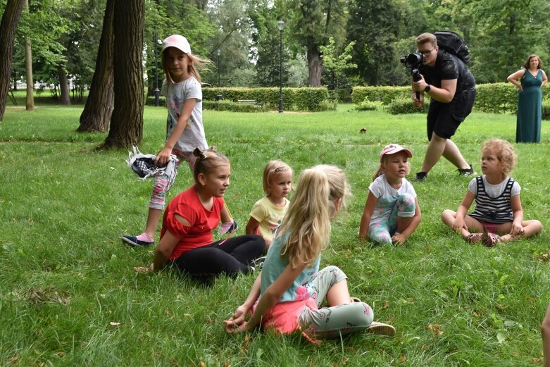  Tak bawiono się dawniej, ale dziś dzieci też chętnie grają w kapsle 