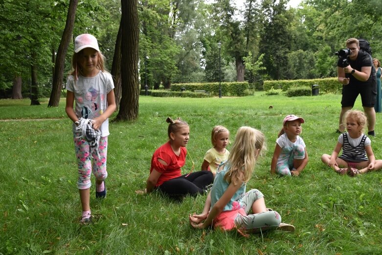  Tak bawiono się dawniej, ale dziś dzieci też chętnie grają w kapsle 