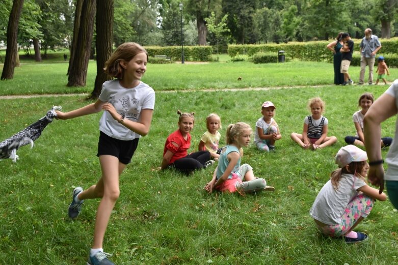  Tak bawiono się dawniej, ale dziś dzieci też chętnie grają w kapsle 