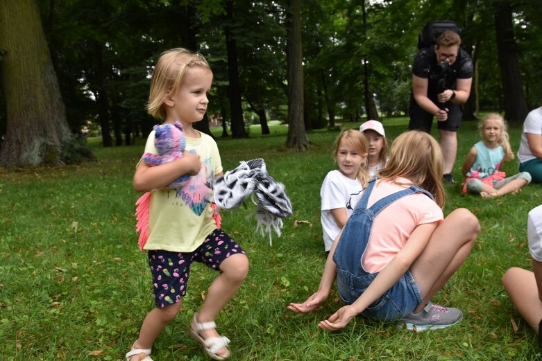  Tak bawiono się dawniej, ale dziś dzieci też chętnie grają w kapsle 