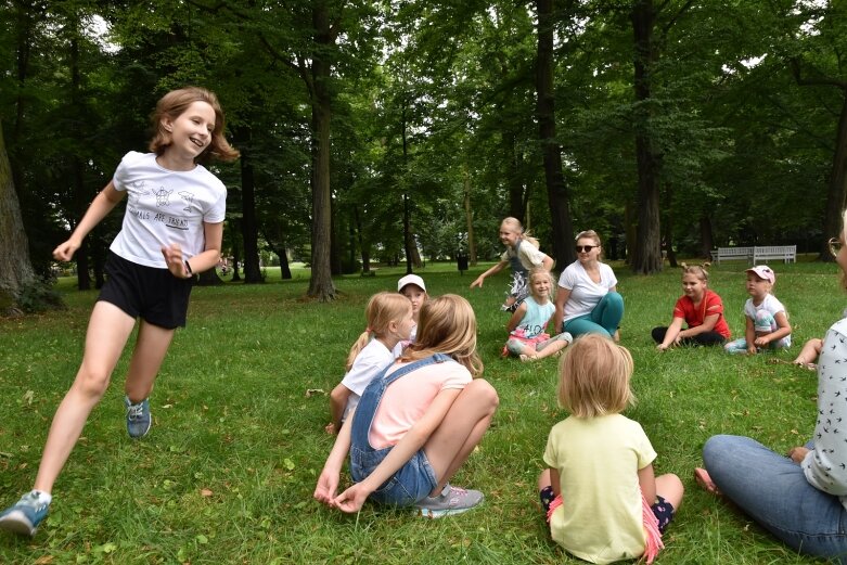  Tak bawiono się dawniej, ale dziś dzieci też chętnie grają w kapsle 