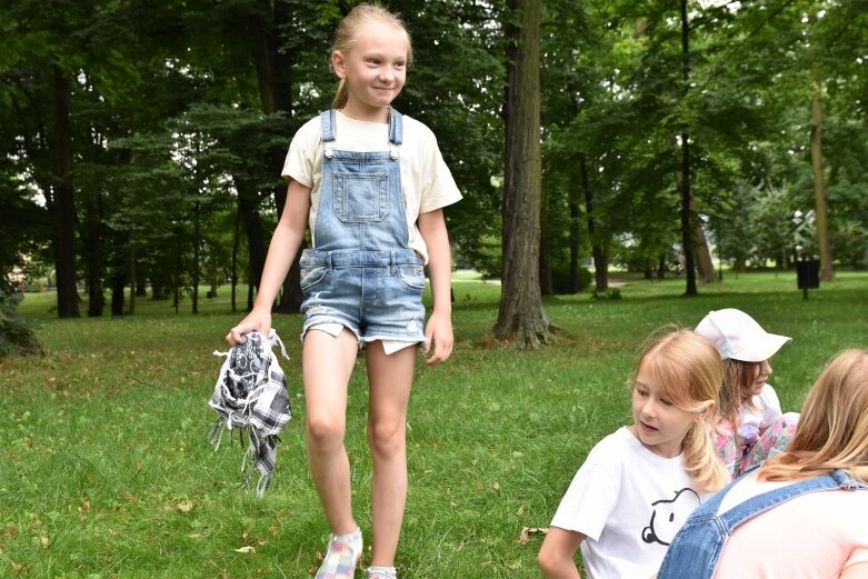  Tak bawiono się dawniej, ale dziś dzieci też chętnie grają w kapsle 