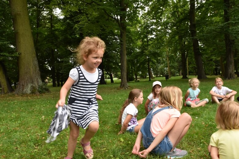  Tak bawiono się dawniej, ale dziś dzieci też chętnie grają w kapsle 