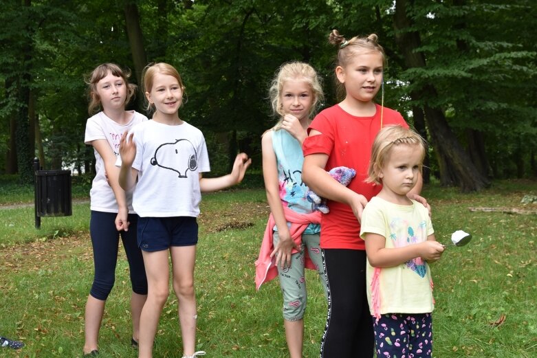  Tak bawiono się dawniej, ale dziś dzieci też chętnie grają w kapsle 