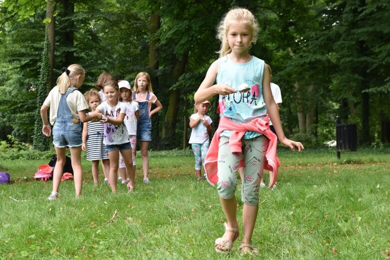  Tak bawiono się dawniej, ale dziś dzieci też chętnie grają w kapsle 