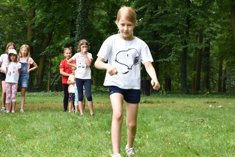  Tak bawiono się dawniej, ale dziś dzieci też chętnie grają w kapsle 