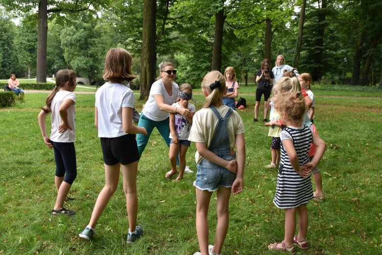  Tak bawiono się dawniej, ale dziś dzieci też chętnie grają w kapsle 