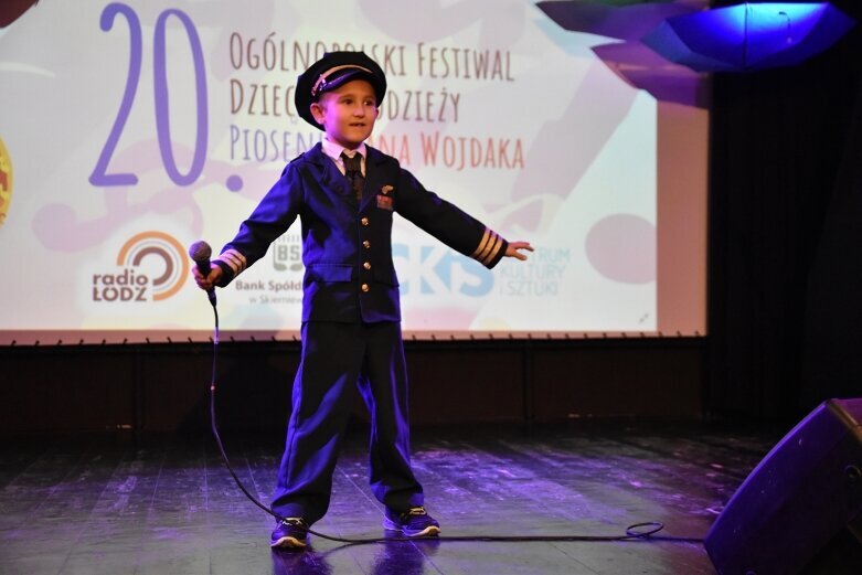  Tęczowe piosenki na scenie centrum kultury 