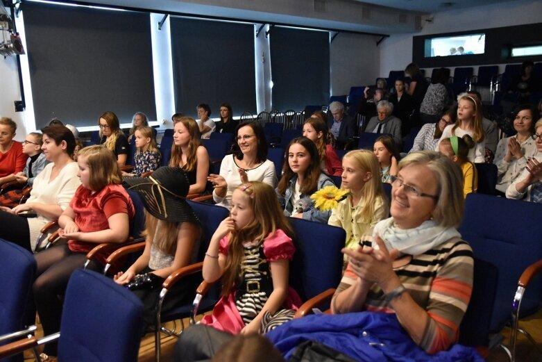  Tęczowe piosenki na scenie centrum kultury 