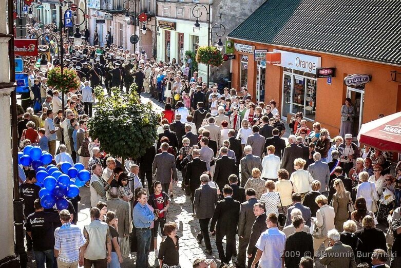  Tegoroczne święto kwiatów wisi na włosku. Zobacz, jak się bawiono w 2009 roku 