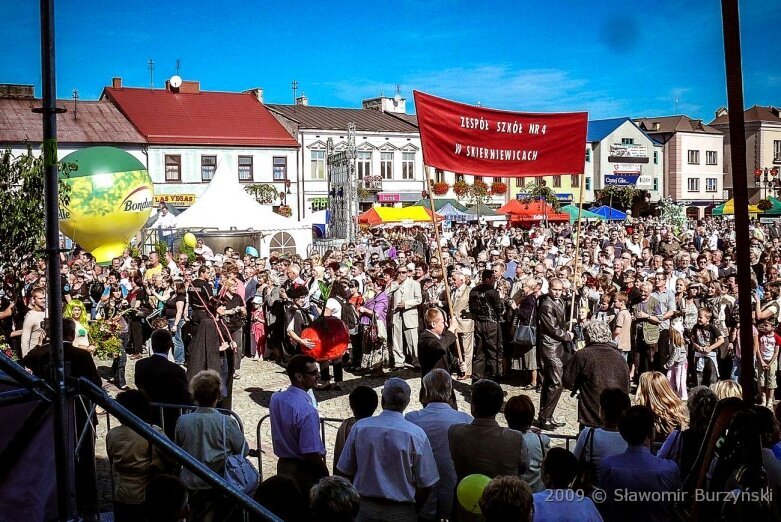  Tegoroczne święto kwiatów wisi na włosku. Zobacz, jak się bawiono w 2009 roku 