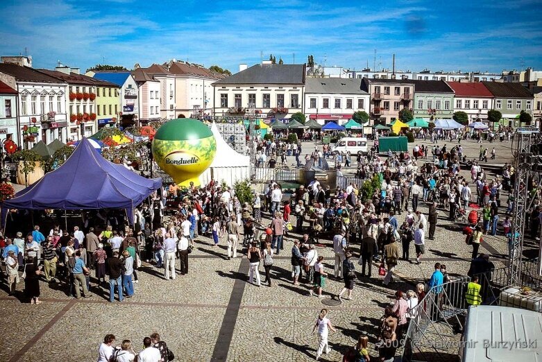  Tegoroczne święto kwiatów wisi na włosku. Zobacz, jak się bawiono w 2009 roku 