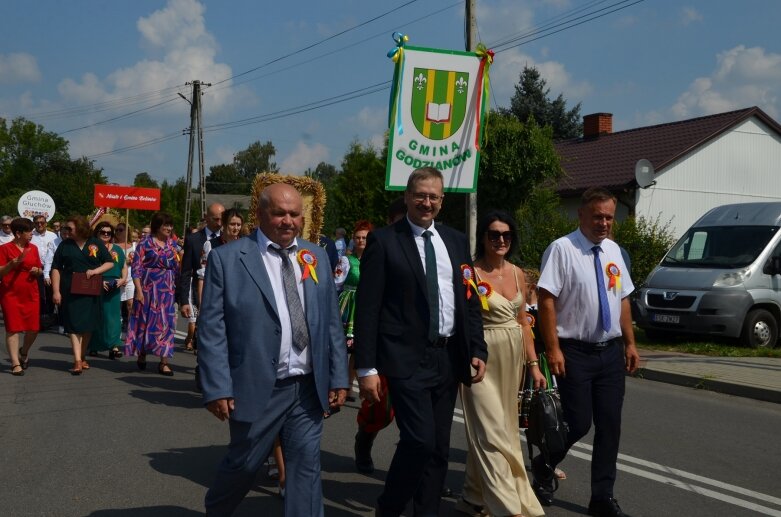  Tłumy na powiatowyh dożynkach w Godzianowie 