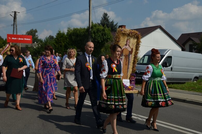  Tłumy na powiatowyh dożynkach w Godzianowie 