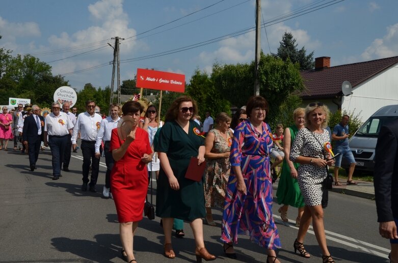  Tłumy na powiatowyh dożynkach w Godzianowie 