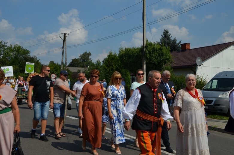  Tłumy na powiatowyh dożynkach w Godzianowie 