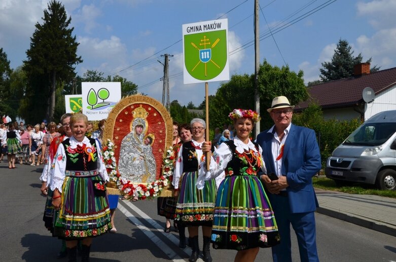  Tłumy na powiatowyh dożynkach w Godzianowie 