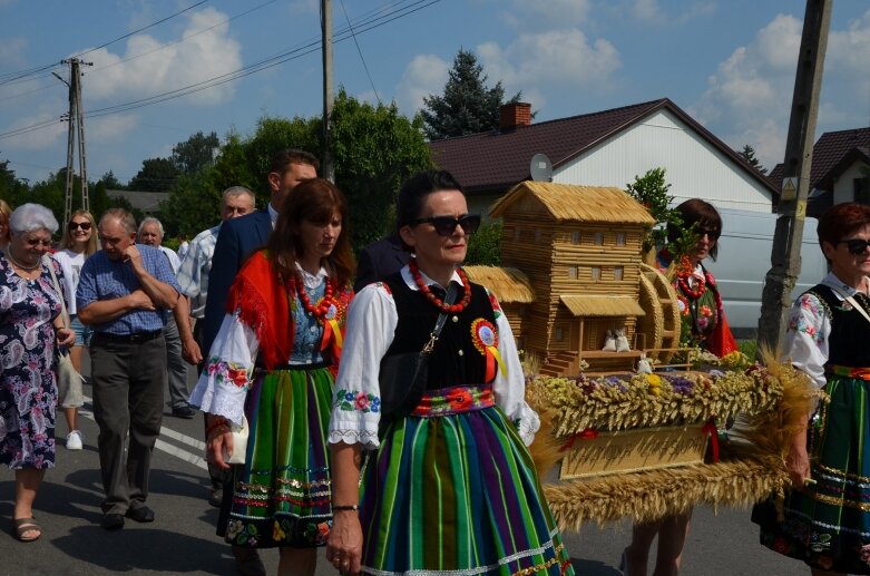  Tłumy na powiatowyh dożynkach w Godzianowie 