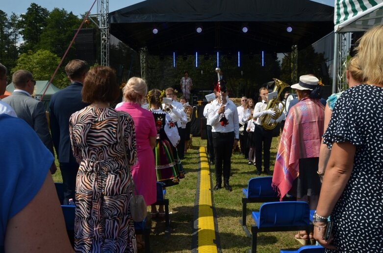  Tłumy na powiatowyh dożynkach w Godzianowie 