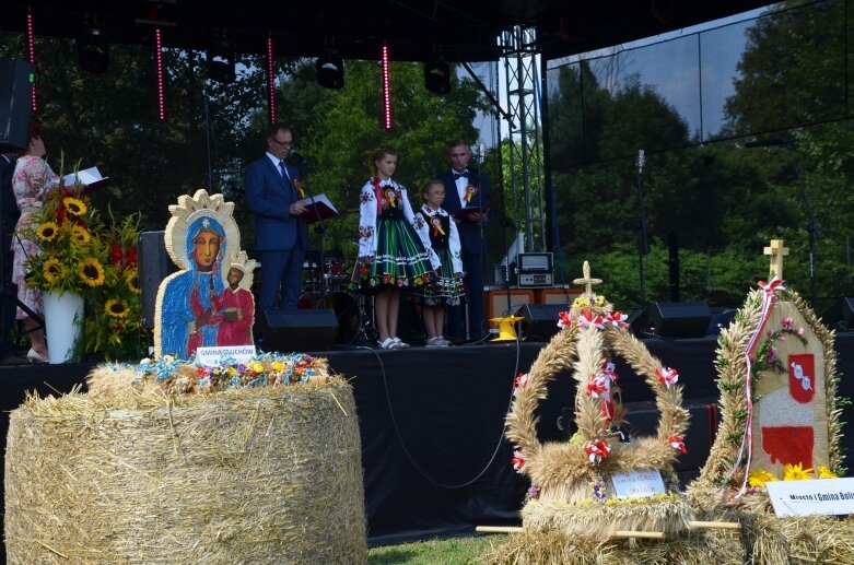  Tłumy na powiatowyh dożynkach w Godzianowie 