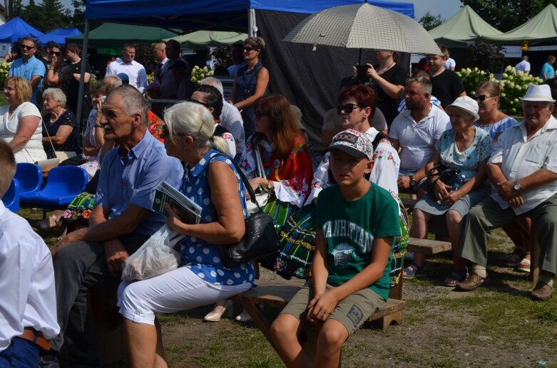  Tłumy na powiatowyh dożynkach w Godzianowie 