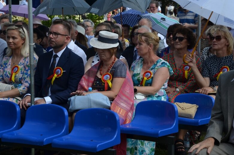  Tłumy na powiatowyh dożynkach w Godzianowie 