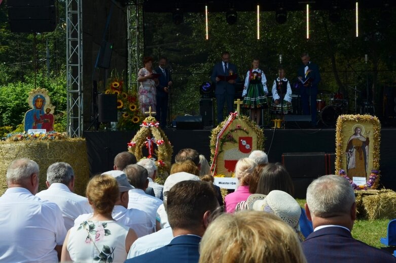  Tłumy na powiatowyh dożynkach w Godzianowie 