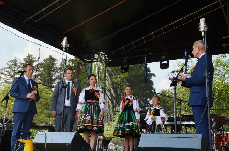  Tłumy na powiatowyh dożynkach w Godzianowie 