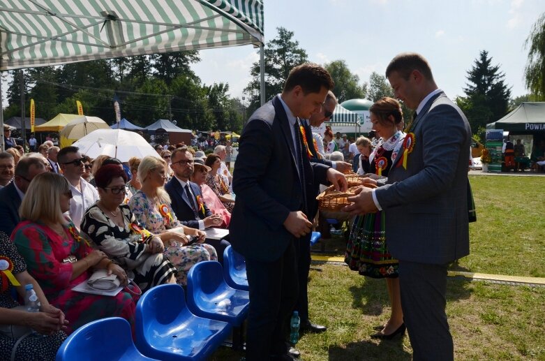  Tłumy na powiatowyh dożynkach w Godzianowie 