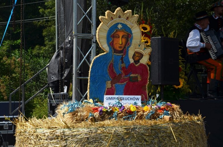  Tłumy na powiatowyh dożynkach w Godzianowie 