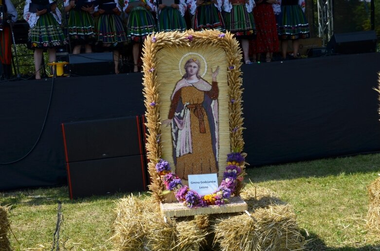  Tłumy na powiatowyh dożynkach w Godzianowie 