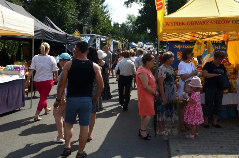  Tłumy na powiatowyh dożynkach w Godzianowie 