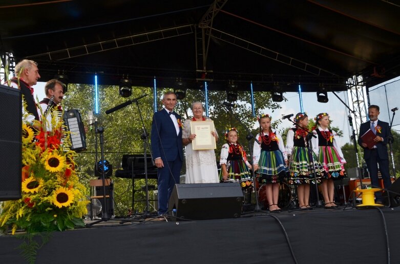  Tłumy na powiatowyh dożynkach w Godzianowie 