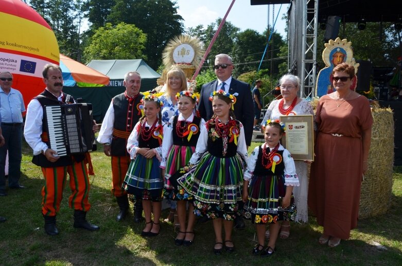  Tłumy na powiatowyh dożynkach w Godzianowie 