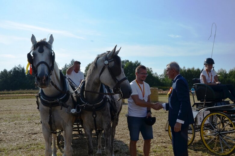  Tłumy na powiatowyh dożynkach w Godzianowie 