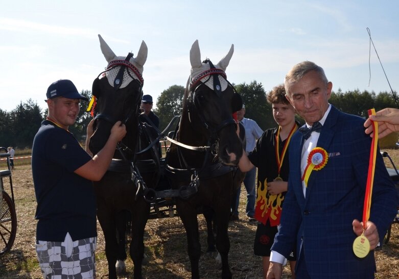  Tłumy na powiatowyh dożynkach w Godzianowie 