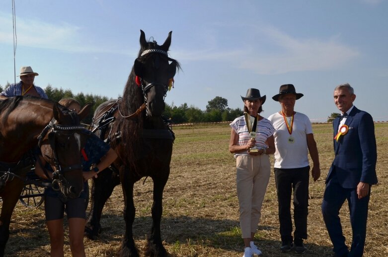  Tłumy na powiatowyh dożynkach w Godzianowie 